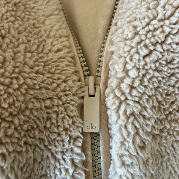 ALO Yoga Foxy Sherpa Jacket - Picture 5 of 12